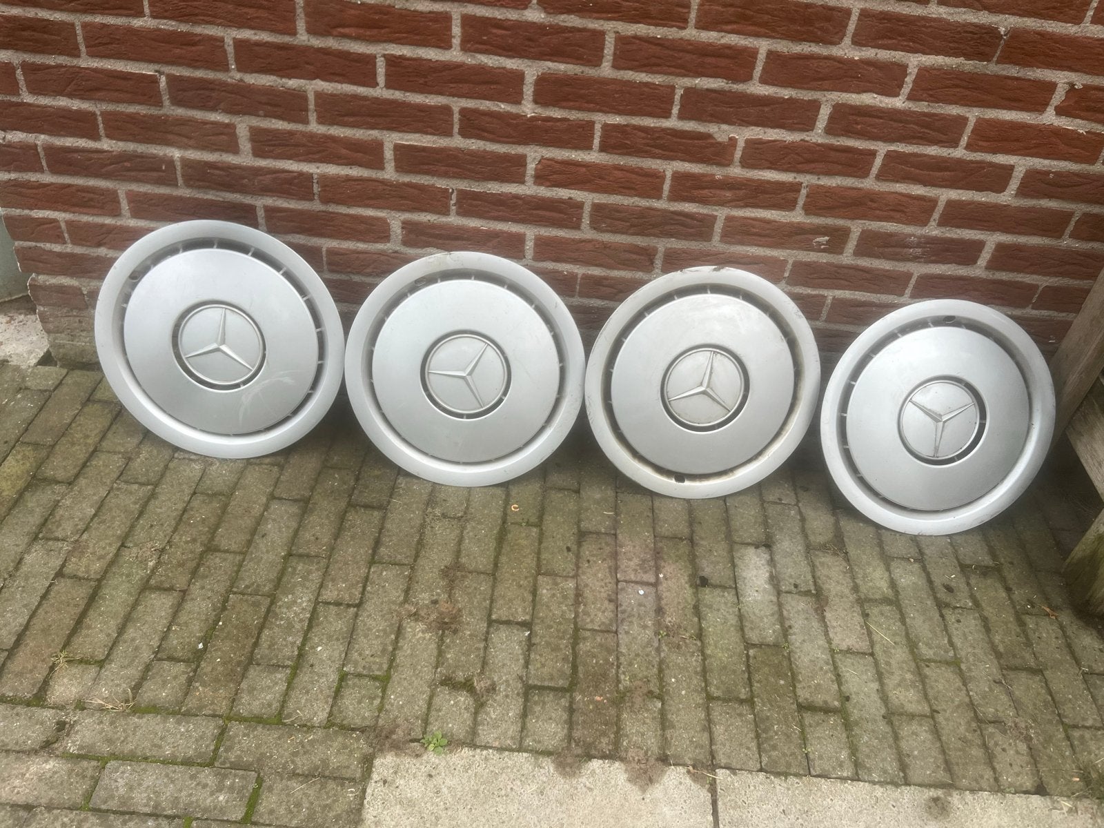 Set van 4 Mercedes-Benz wieldoppen, Auto diversen, Ophalen of Verzenden, Gebruikt