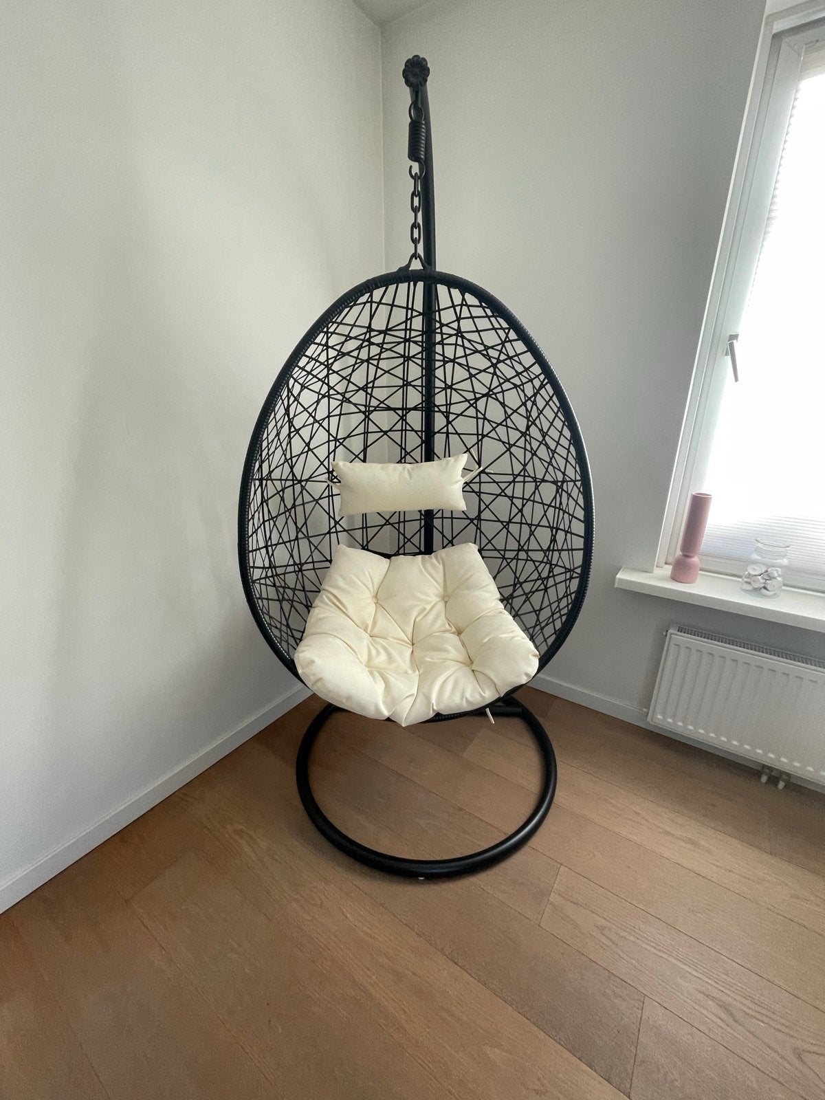 Comfortabele zwarte hangstoel met standaard en kussen, Huis en Inrichting, Stoelen, Ophalen, Zwart, Zo goed als nieuw, Metaal