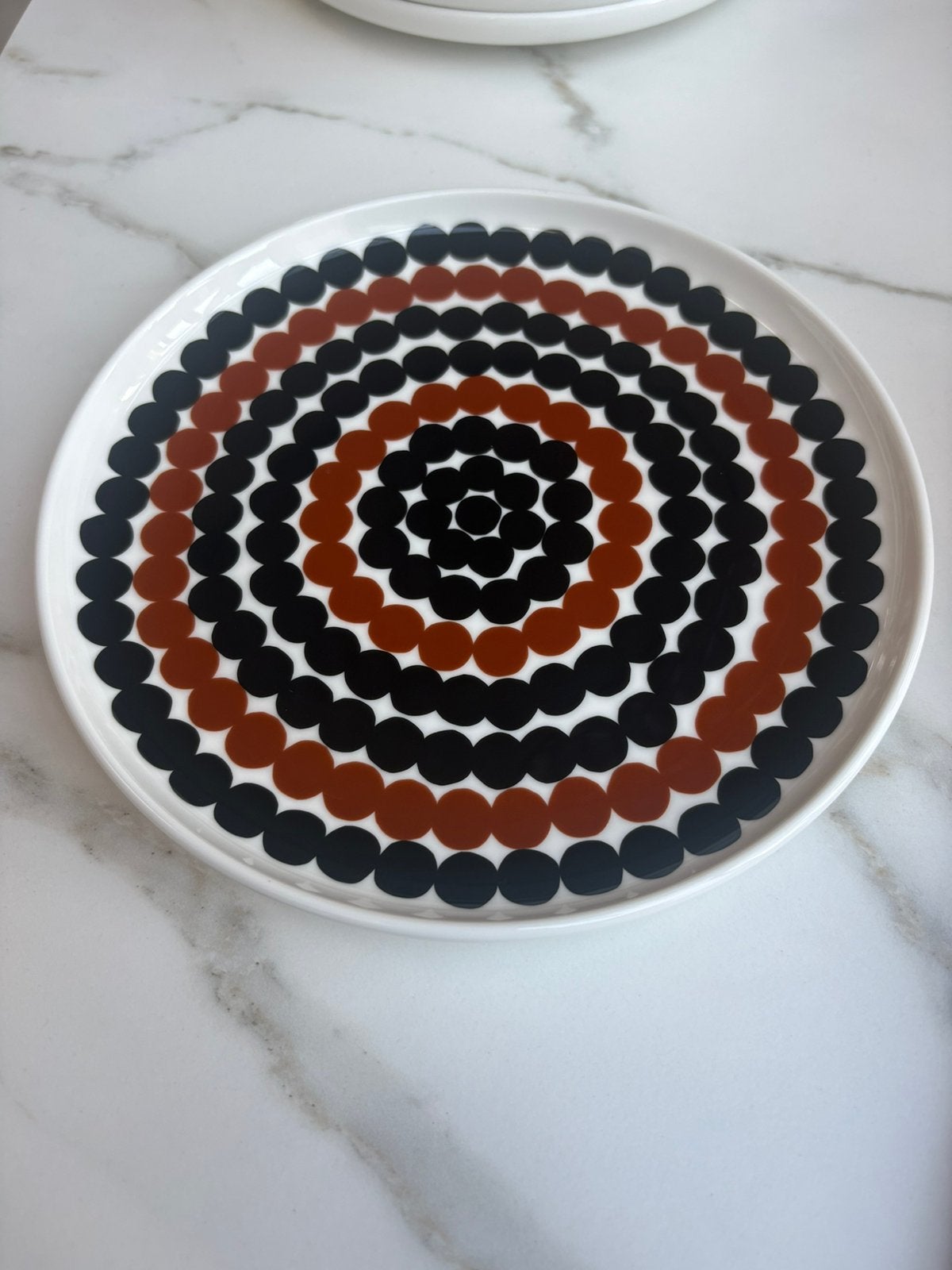 2x Marimekko Siirtolapuutarha Lautanen Bord 20cm Bruin-Zwart, Huis en Inrichting, Overige merken, Nieuw, Ophalen of Verzenden