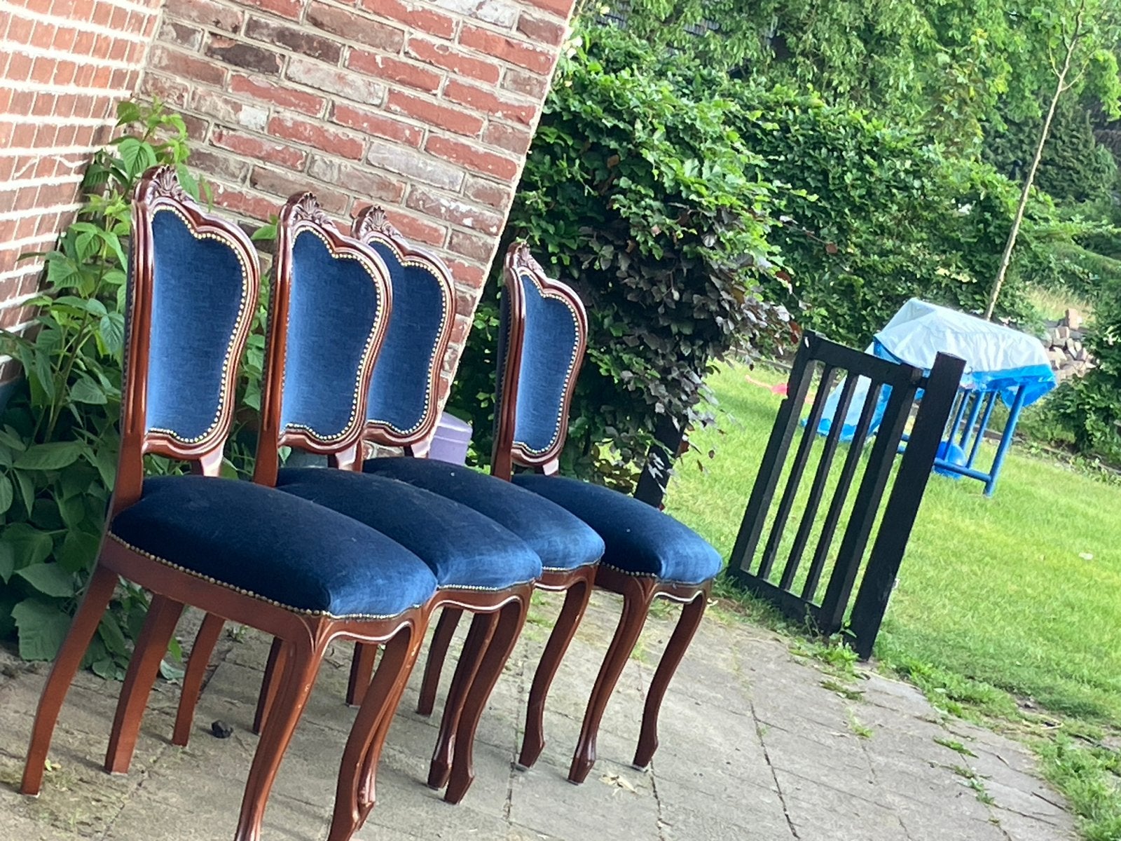 Gammel gratis stoelen, Ophalen