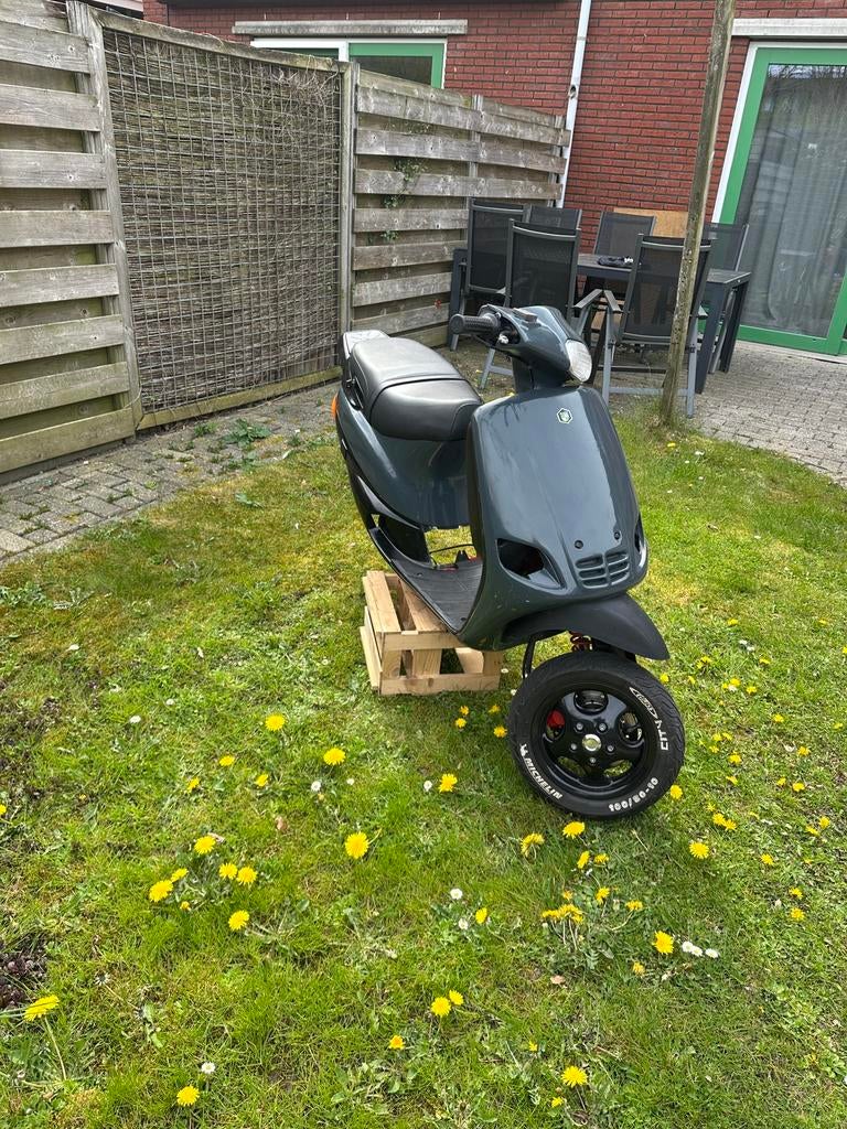 Piaggio zip type 3 frame op 2005 snor kenteken, Fietsen en Brommers, Scooters | Piaggio, Ophalen of Verzenden, Zo goed als nieuw