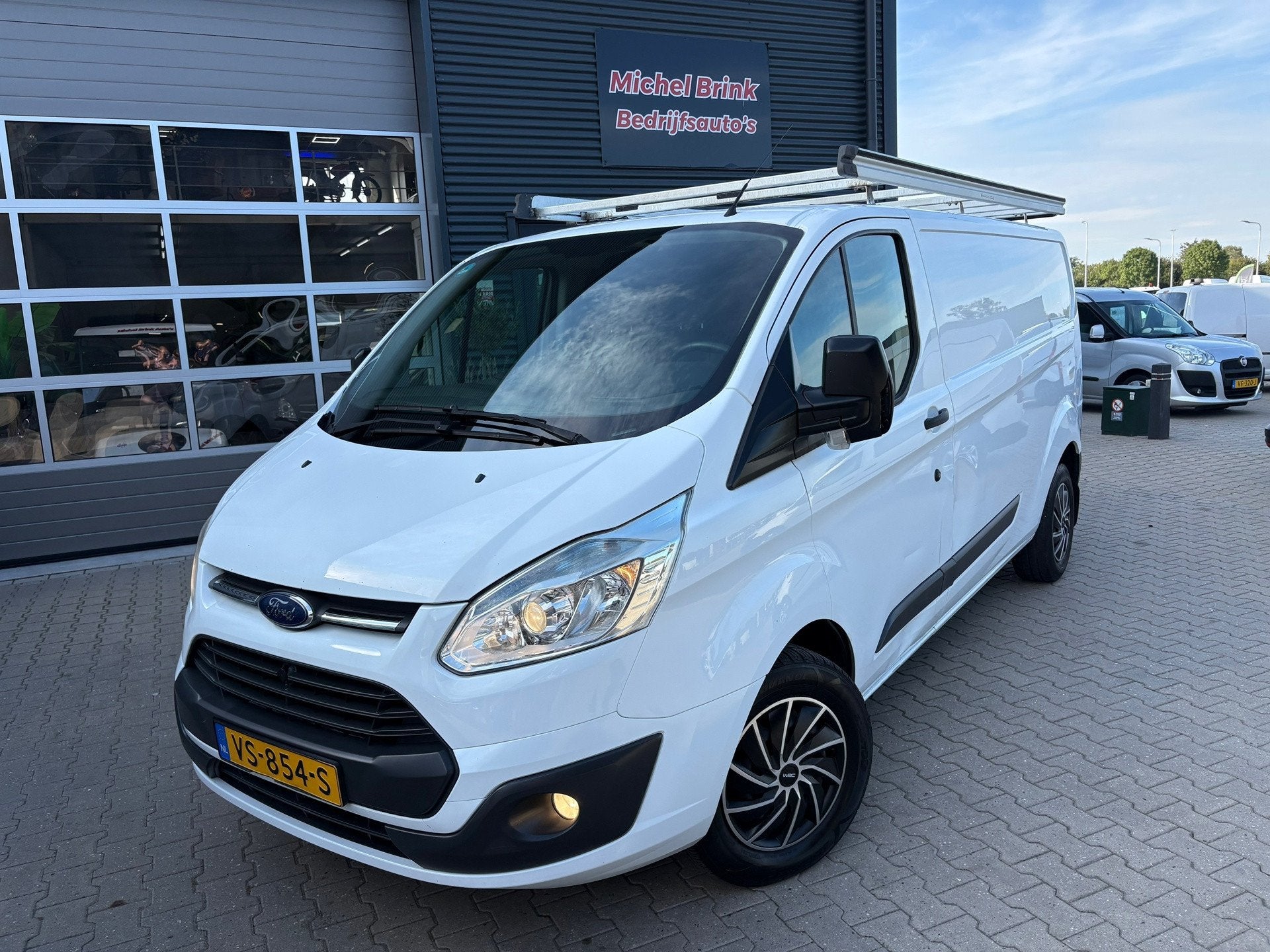 Ford Transit Custom 330 2.2 TDCI L2H1 3 Zits Airco, Auto's, Voorwielaandrijving, 125 pk, Gebruikt, Zwart