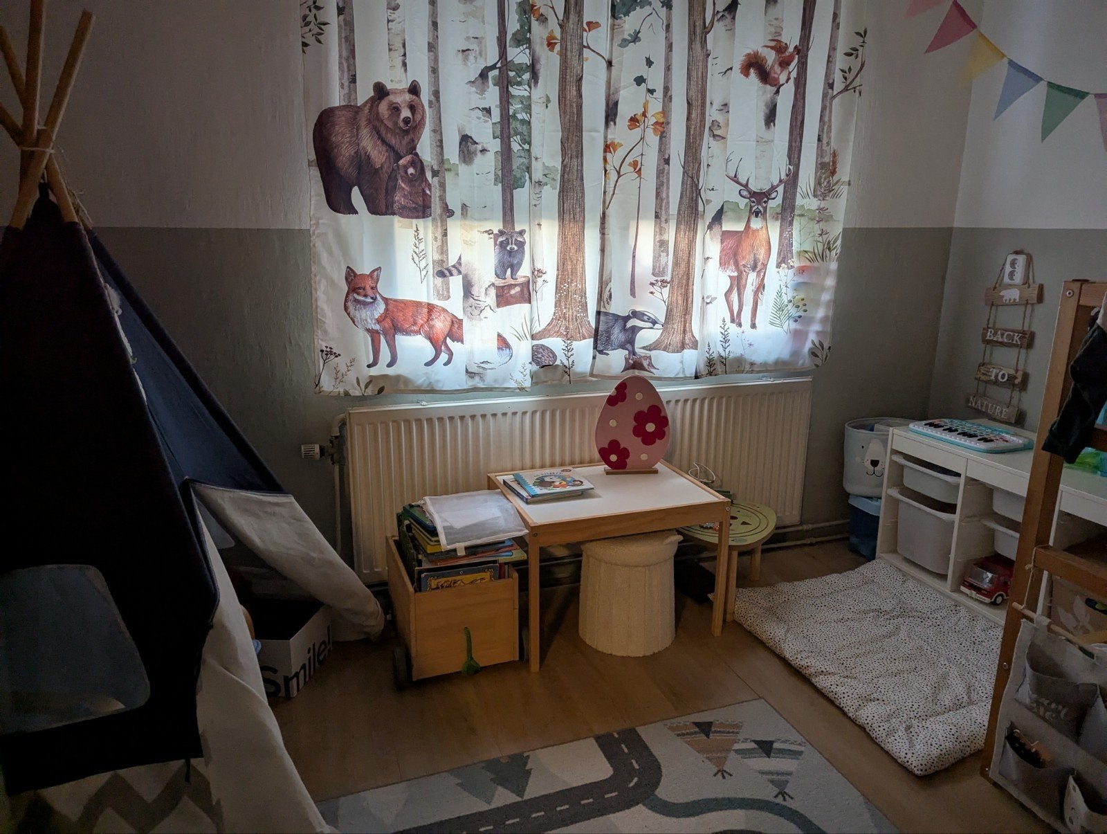 2 kinderkamer gordijnen met bosdiertjes moet voor 26.09 weg, Huis en Inrichting, Ophalen of Verzenden, Gordijn