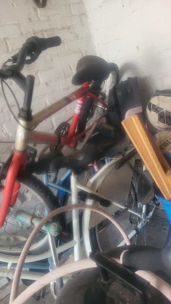 Diverse fietsen, niet meer in gebruik, mogelijk lekke banden, Fietsen en Brommers, Fietsen | Heren | Herenfietsen, Ophalen of Verzenden