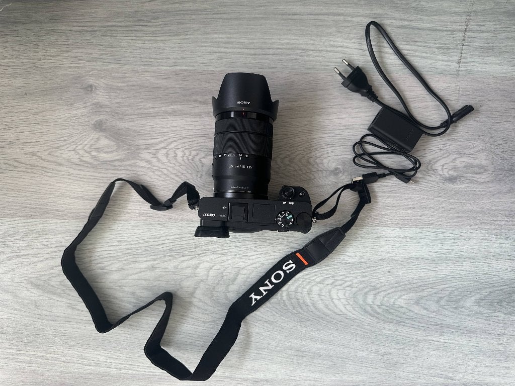 Foto 3 van Sony A6400 Body + Sony E 18-135mm F3.5-5.6 OSS Lens