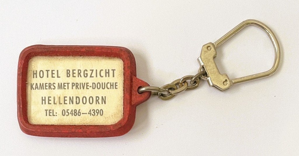 HELLENDOORN: Hotel Bergzicht - oude sleutelhanger - 1960's, Verzenden, Gebruikt, Stad of Land