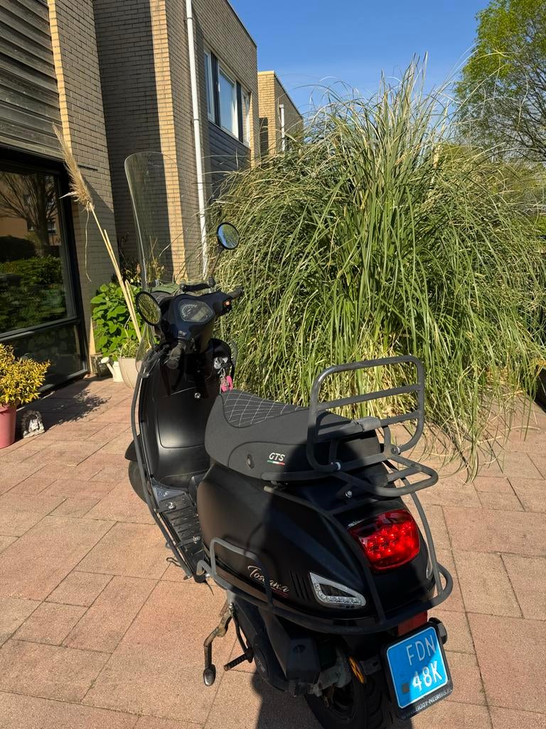 GTS Toscana scooter met helm en eventueel nieuw scherm, Fietsen en Brommers, Brommeronderdelen | Scooters, Ophalen, Gebruikt, Overige typen