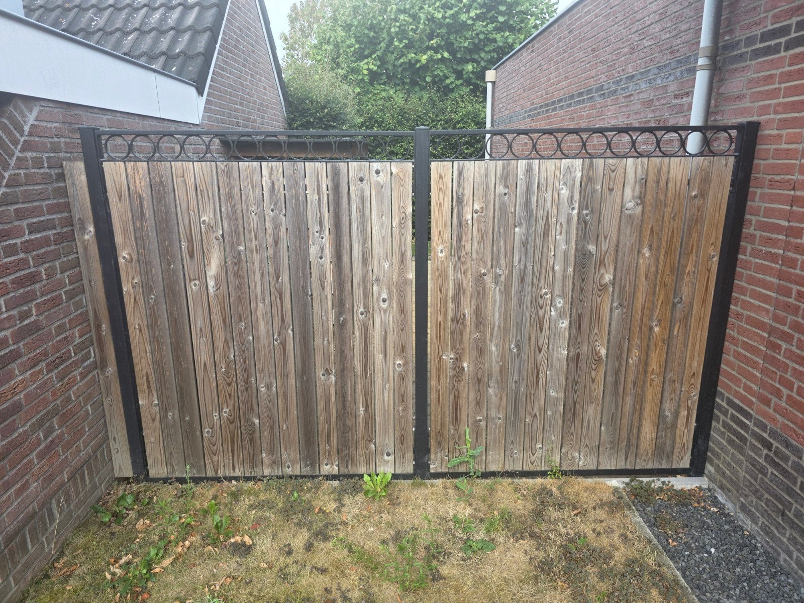 Schutting houten panelen en sierlijke bovenrand, Ophalen, 1 tot 2 meter, Minder dan 3 meter, Zo goed als nieuw
