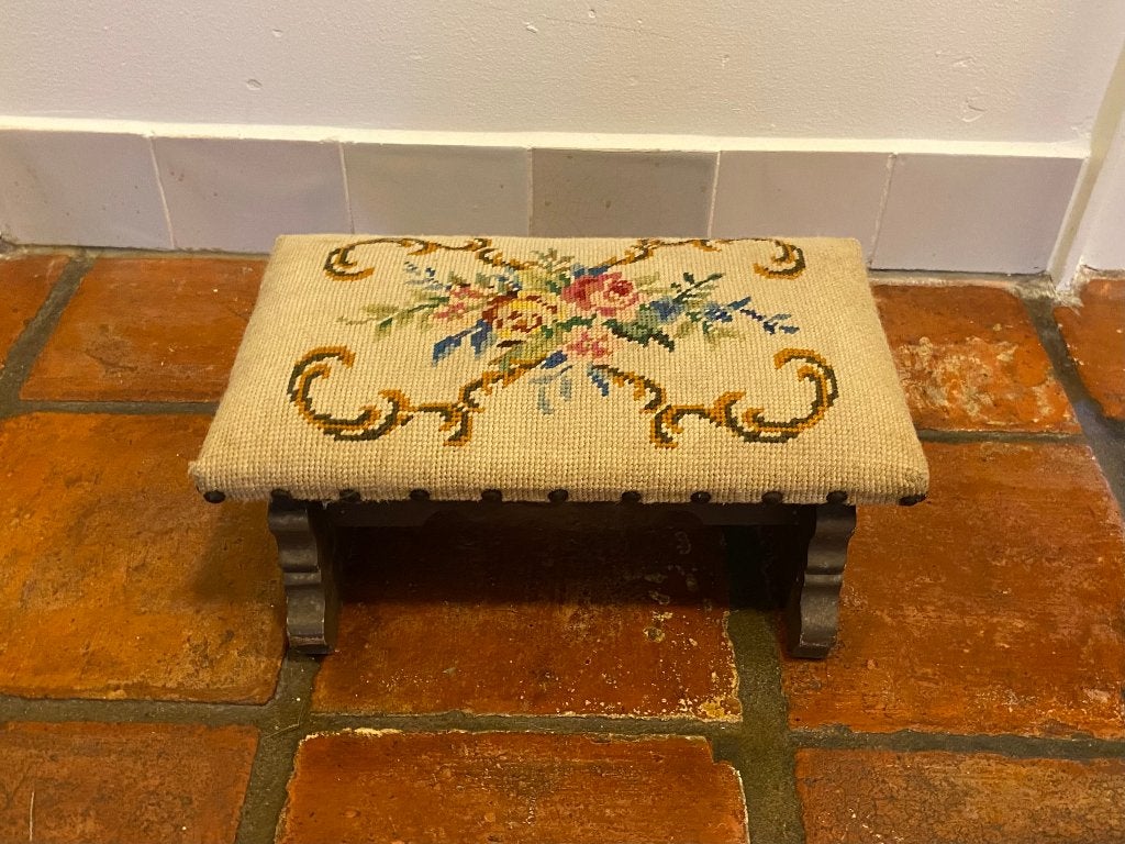 Brocante geborduurd voetenbankje met rozen *Nous deux*, Ophalen of Verzenden