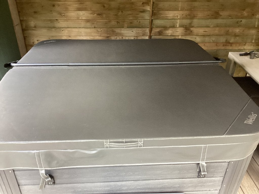 Jacuzzi spa Wellis voor 5 personen met extra isolatie, Ophalen, Zo goed als nieuw, Trap, Vast