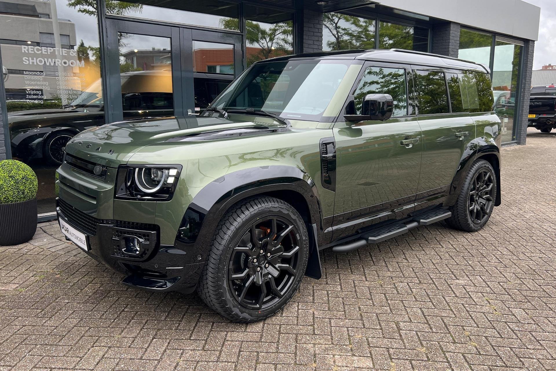 Land Rover Defender 110 P300e X-Dynamic I URBAN Widetrack, Auto's, Automaat, Dealer onderhouden, Automatische klimaatregeling