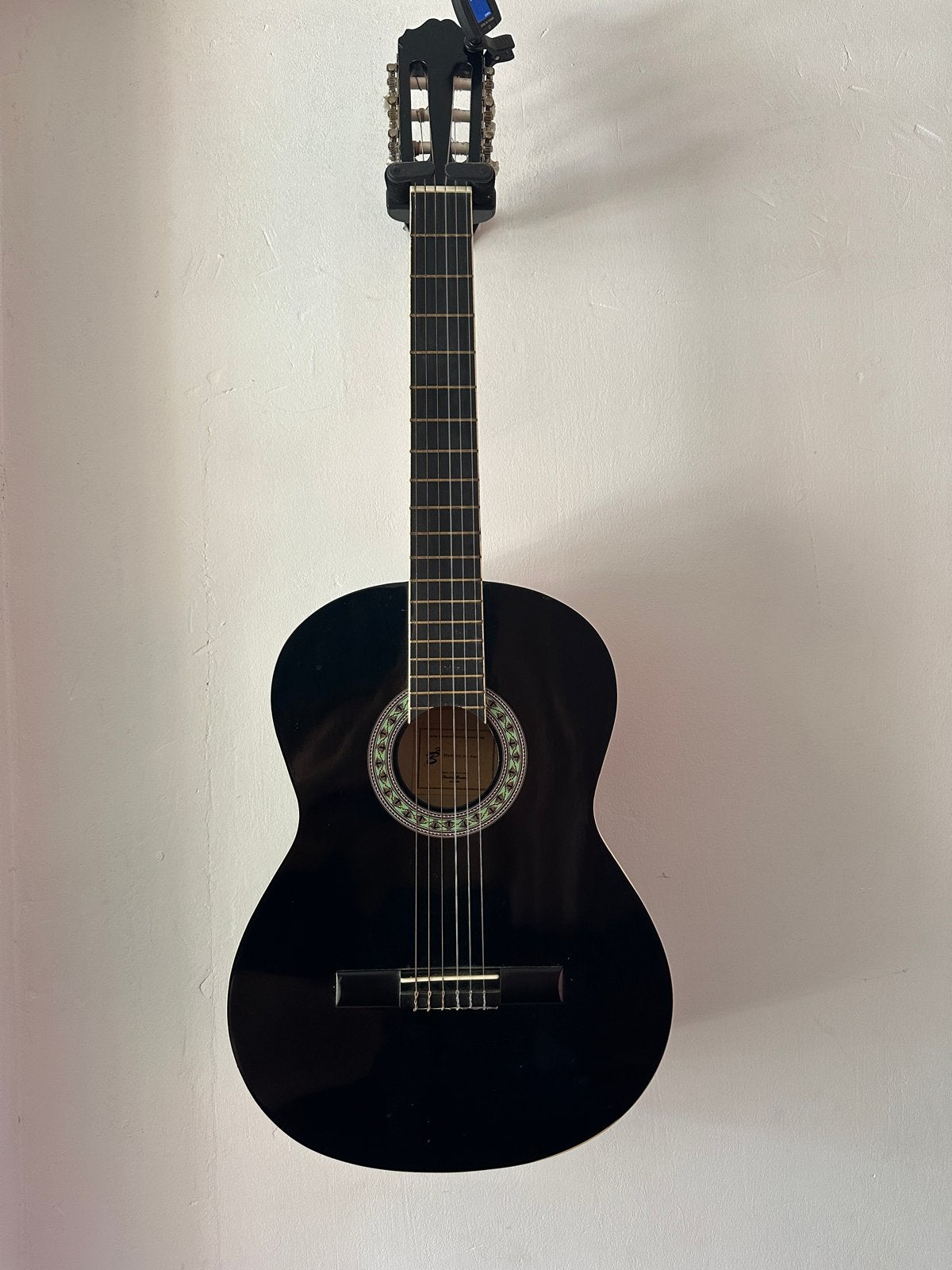 Zwarte klassieke gitaar met tuner, Muziek en Instrumenten, Snaarinstrumenten | Gitaren | Akoestisch, Ophalen, Gebruikt, Klassieke of Spaanse gitaar