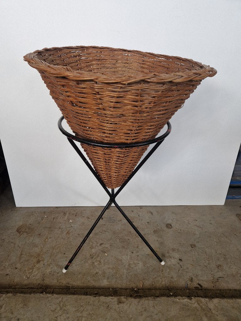 Leuke puntmand winkelmand plantenmand in metalen standaard, Overige materialen, Gebruikt, Mand, Rond