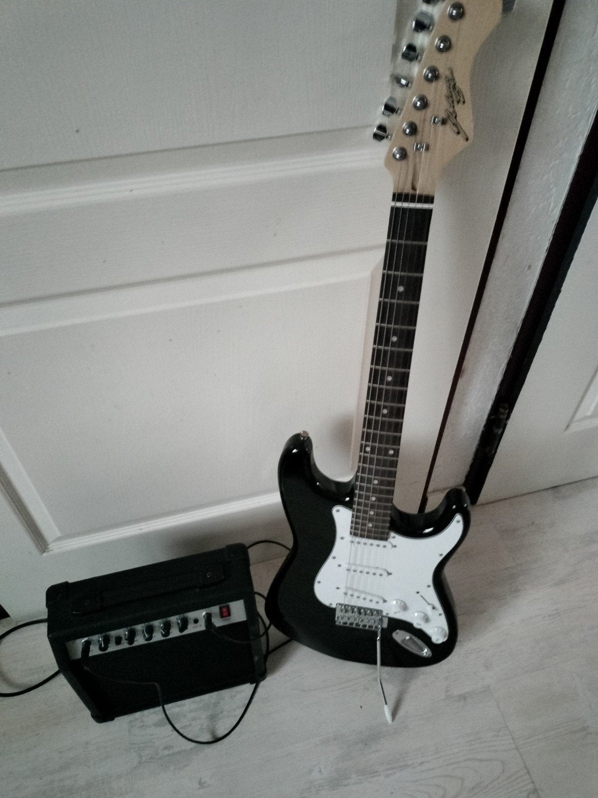 Elektrische gitaar met versterker, Muziek en Instrumenten, Snaarinstrumenten | Gitaren | Elektrisch, Met versterker, Zo goed als nieuw