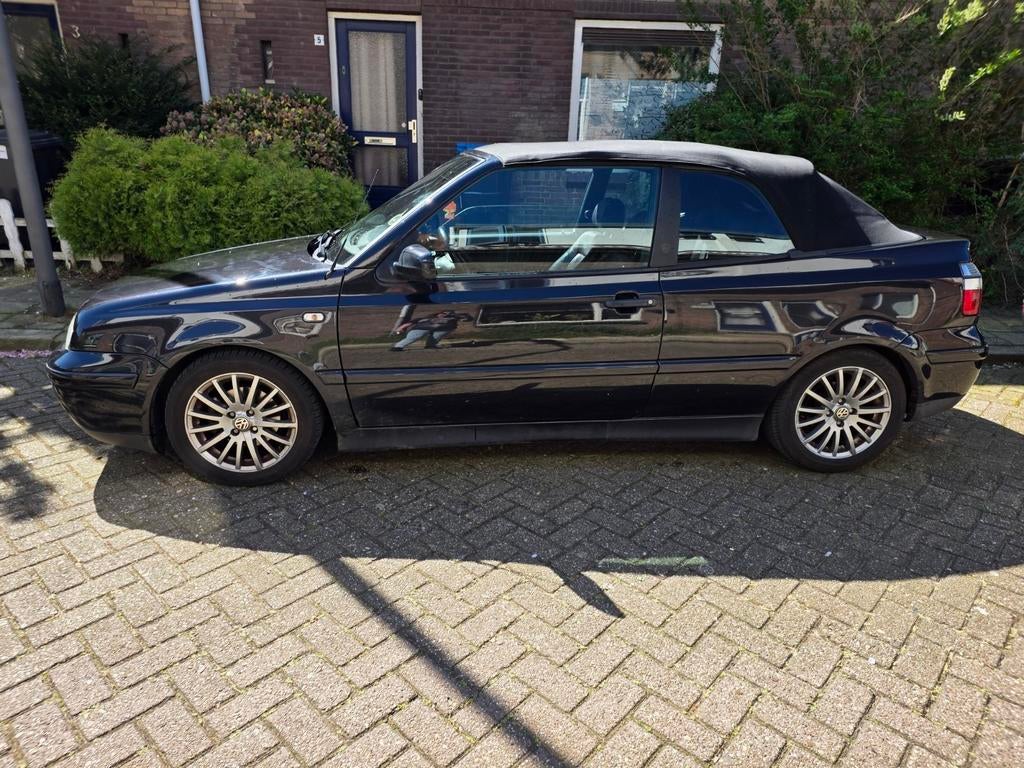 Sportieve Volkswagen Golf 1.6 Cabriolet 74KW 1999 Zwart, Auto's, Volkswagen, Particulier, Golf, Adaptieve lichten, Airbags, Bluetooth