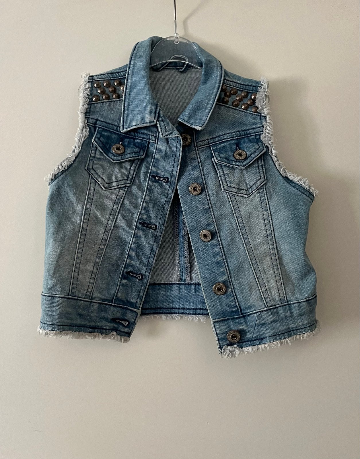Stoer spijkergilet met studs - TOM-DU Sophie (maat 104/110), Ophalen of Verzenden, Zo goed als nieuw, Jongen of Meisje, Jas