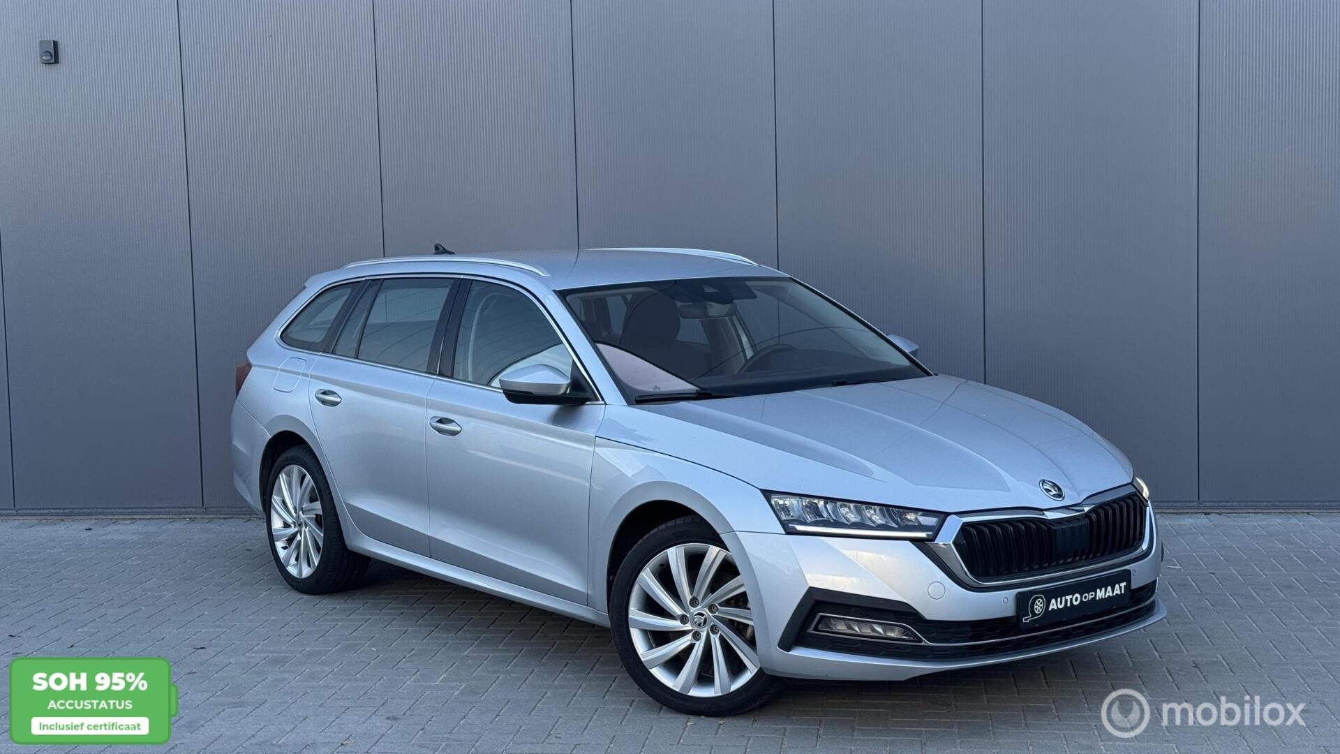 Skoda Octavia Combi 1.4 TSI PHEV Memory, LED, Keyless, Stof, Zwart, Plug-in hybride, 1500 kg