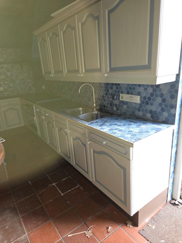 Gratis af te halen: Crème/lichtblauwe keuken (410x220), Huis en Inrichting, Keuken | Complete keukens, Ophalen, Gebruikt, Nb, Nb