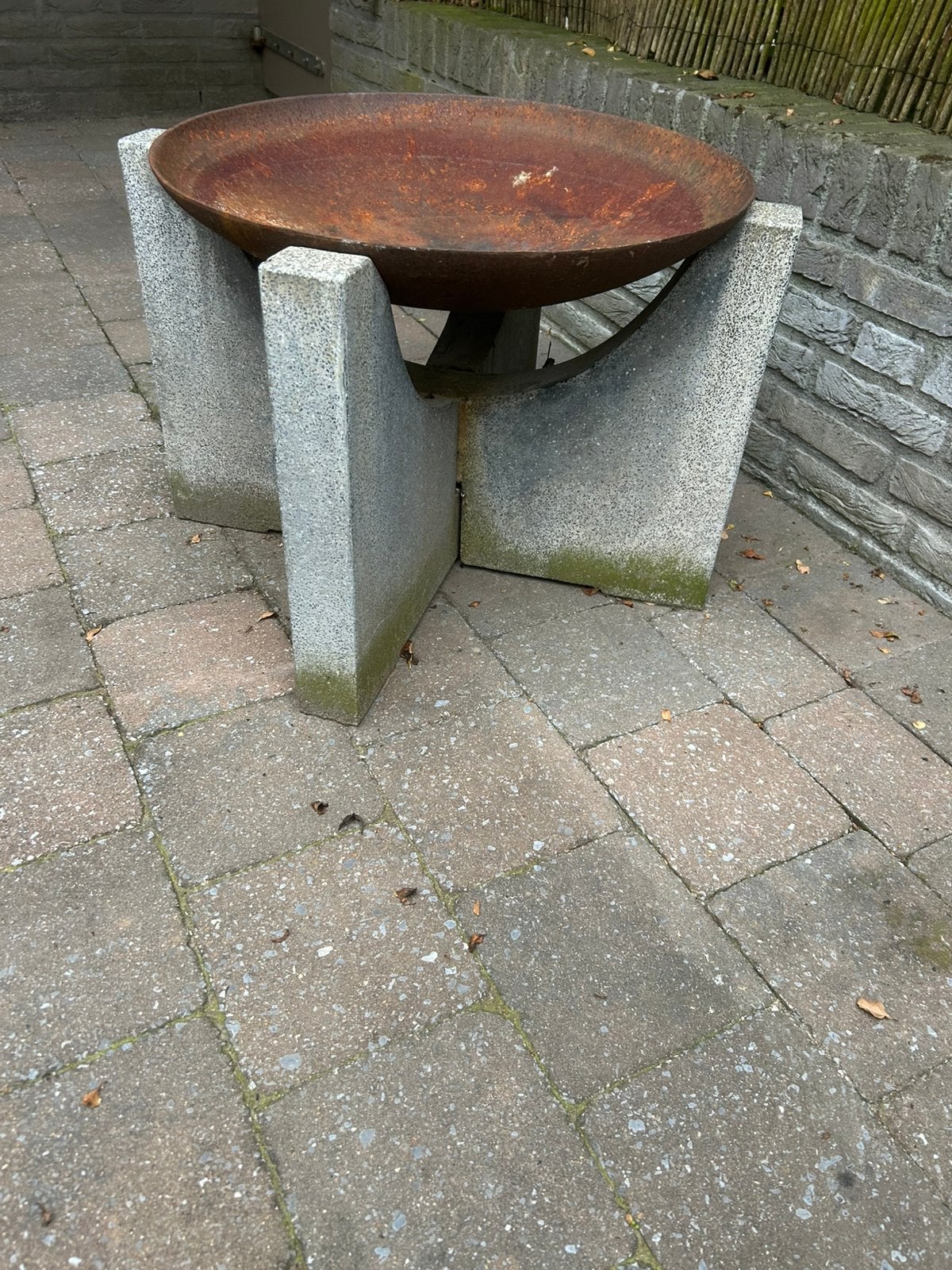 Mooie vuurschaal, op zware natuurstenen voet., Tuin en Terras, Ophalen, Gebruikt