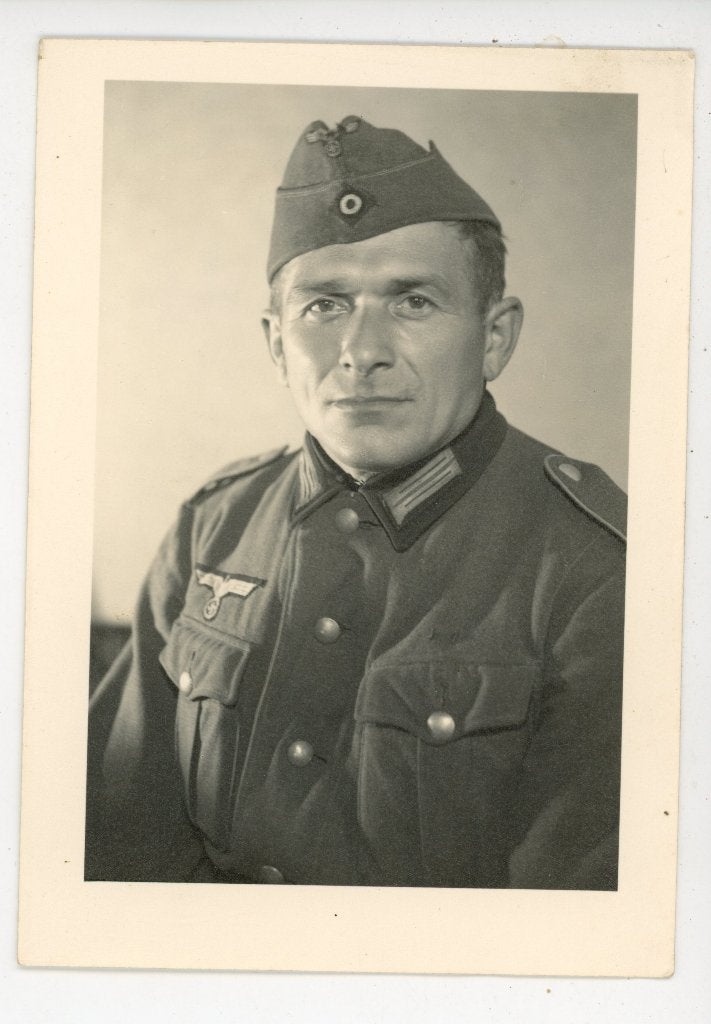 R70; Zwart-wit foto van Duitse soldaat met uniform en pet, Verzamelen, Militaria | Tweede Wereldoorlog, Ophalen of Verzenden, Landmacht