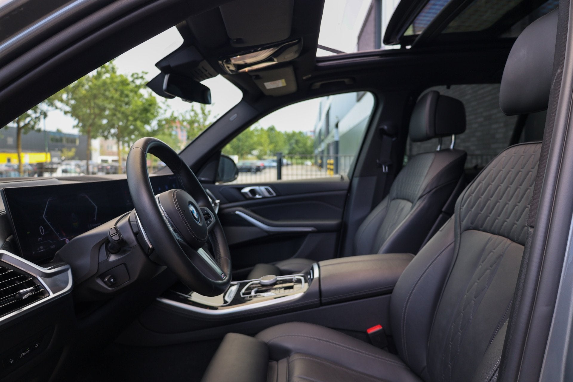 Foto 9 van BMW X5 xDrive50e | BTW | SKYLOUNGE | 22 INCH | COMFORTSTOELE