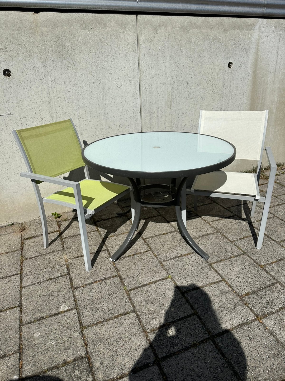 Tuintafel rond melkglas + 2 aluminium stoelen, Gebruikt, Aluminium, Tuinset, Ophalen