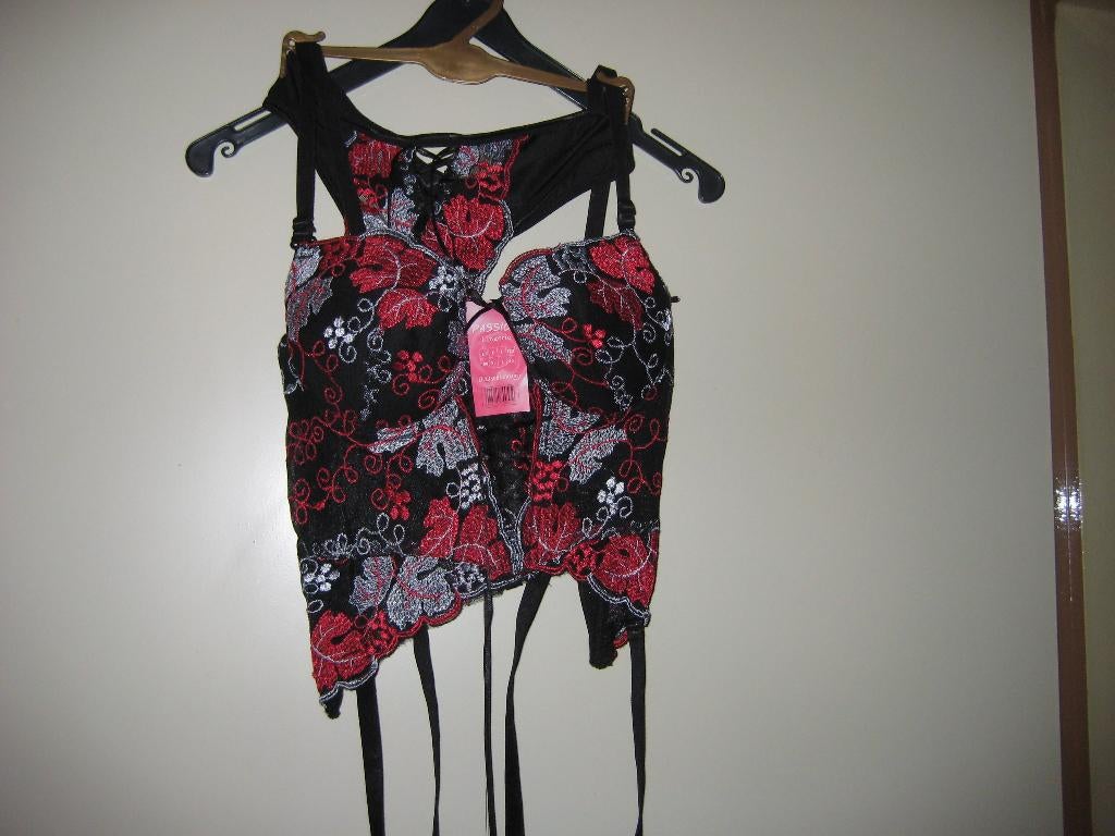 Zwart/rood setje, body met jarretels + string, 36, nieuw, Kleding | Dames, Ophalen of Verzenden, Overige kleuren, Setje