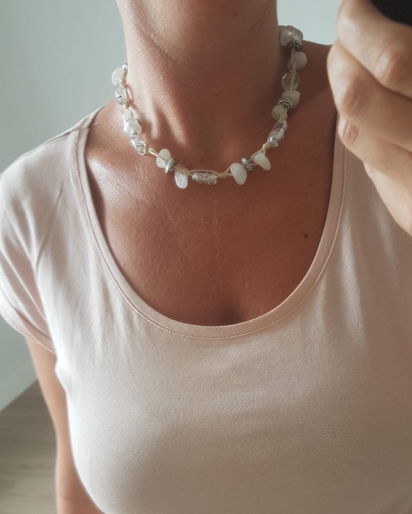 Handgemaakte ketting met witte stenen, Sieraden, Tassen en Uiterlijk, Kettingen, Verzenden, Wit, Nieuw, Steen of Mineraal