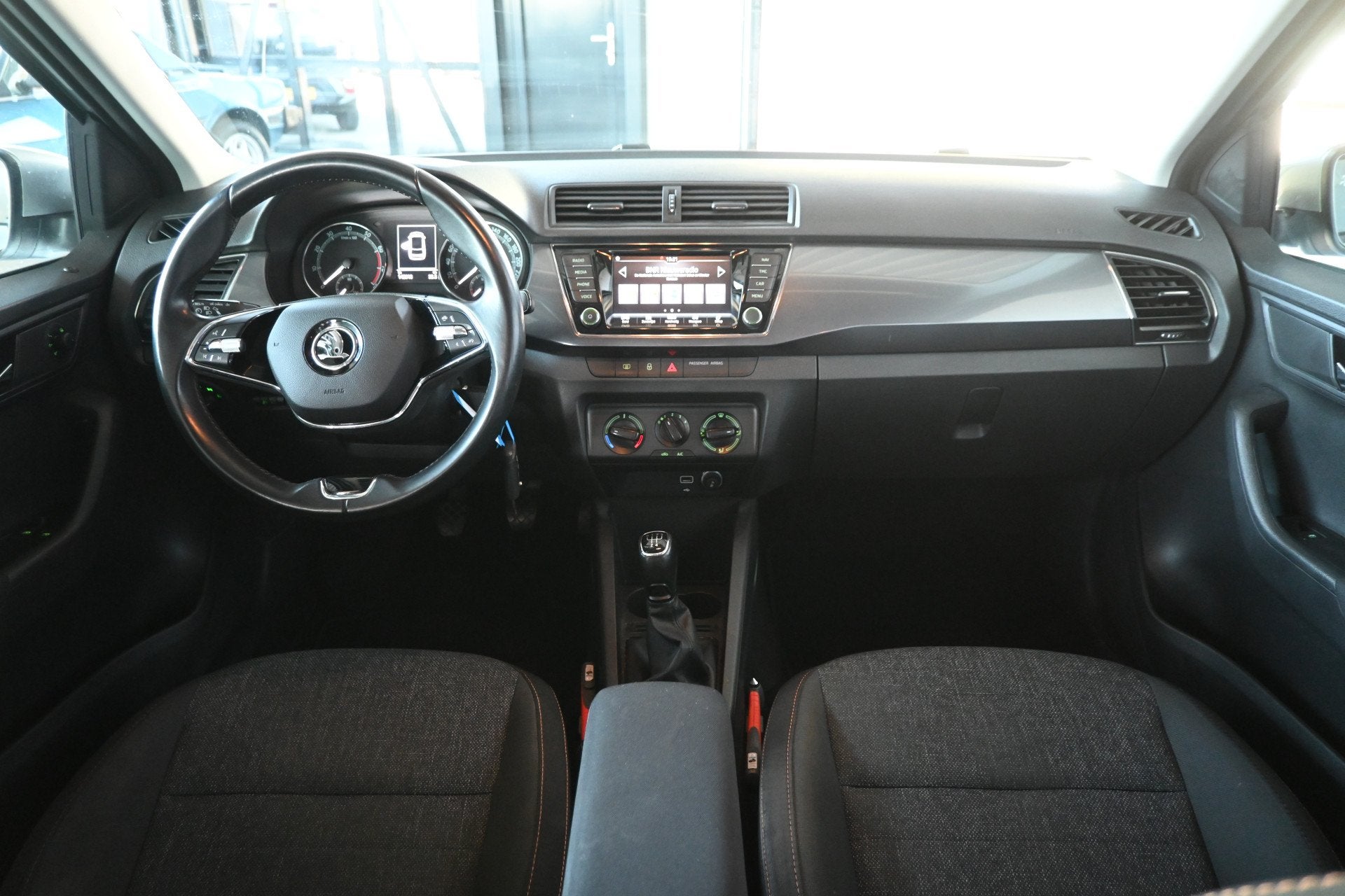 Skoda Fabia Combi 1.0 TSI Business Edition Airco Navigatie L, Auto's, Stof, Gebruikt, Origineel Nederlands, Handgeschakeld