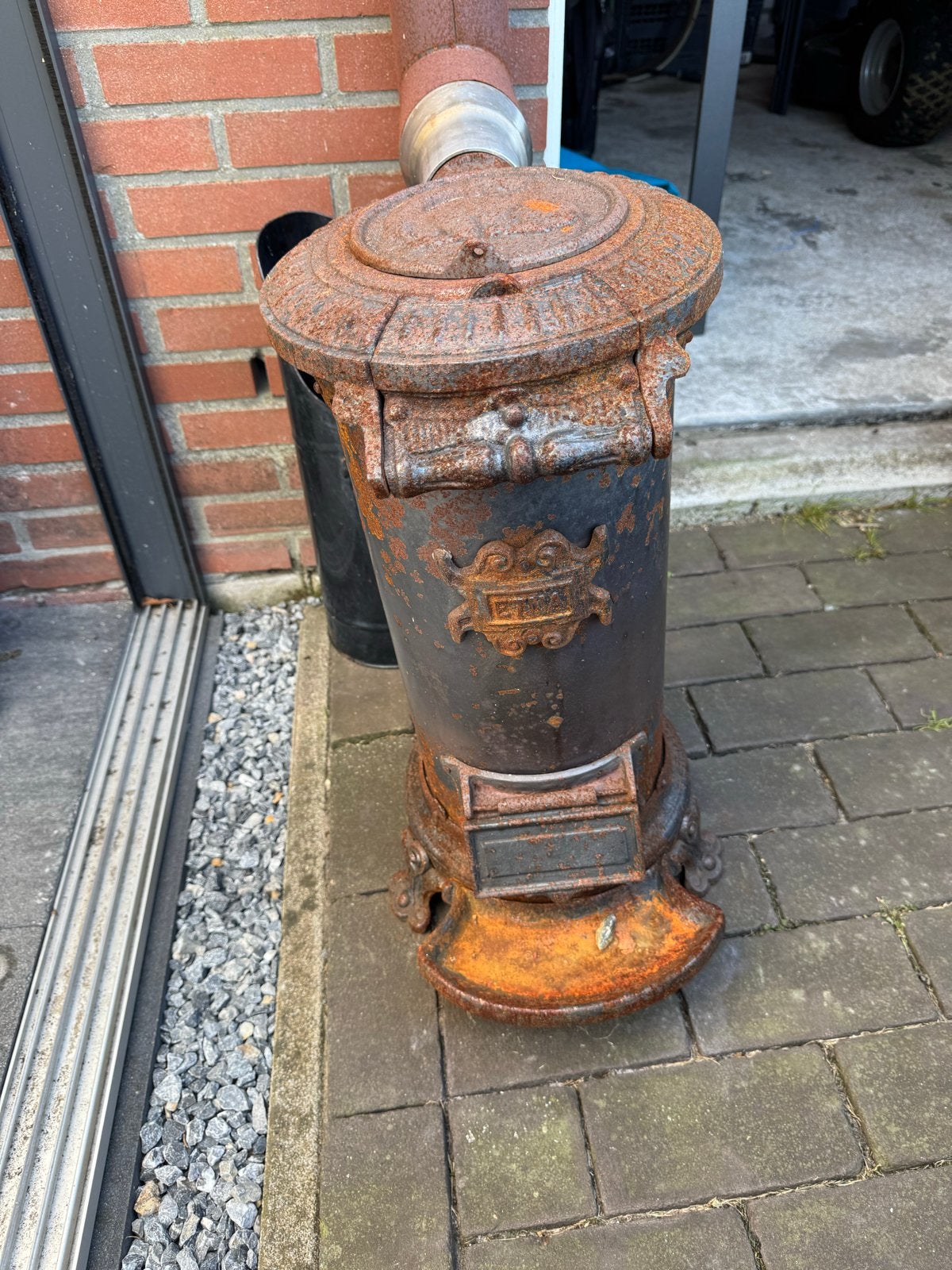 Antieke gietijzeren kachel, Ophalen
