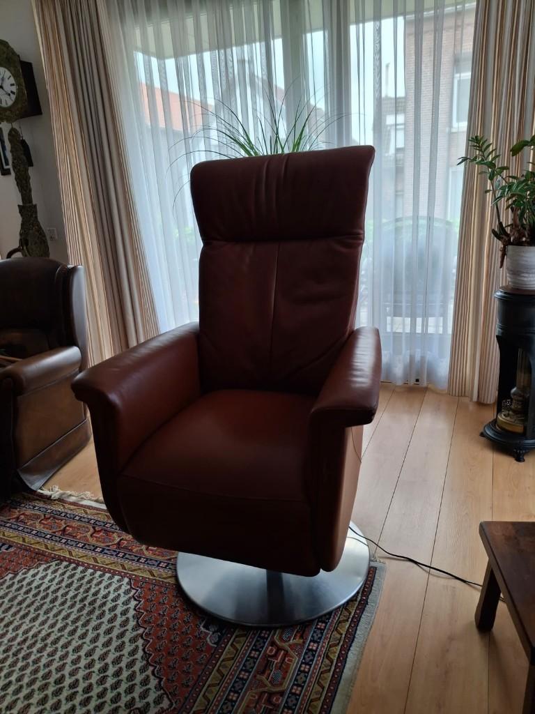 Sta op stoel (< 1 jaar oud), Huis en Inrichting, Fauteuils, Zo goed als nieuw, Leer, Metaal, 50 tot 75 cm, Minder dan 75 cm, Ophalen