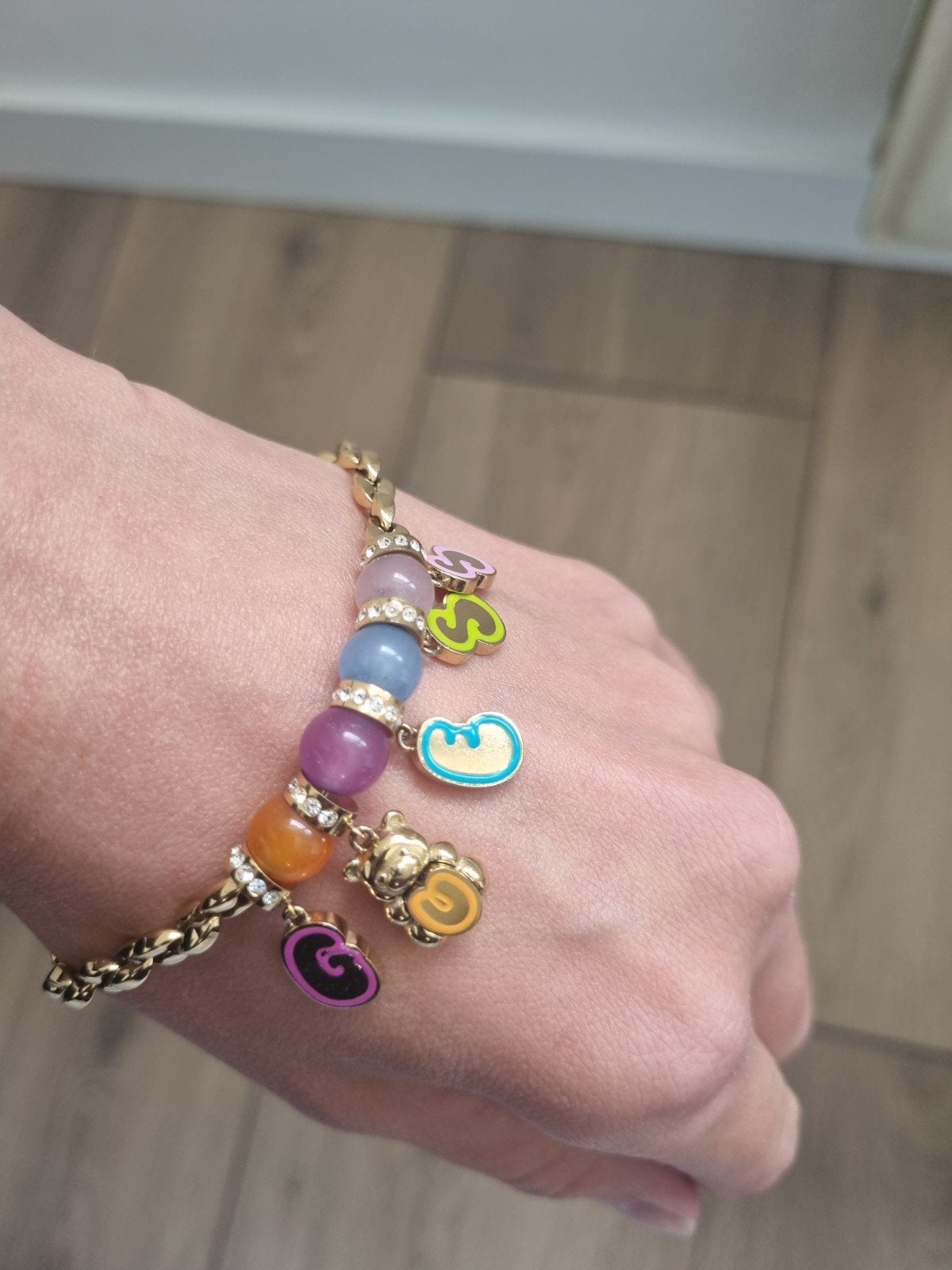 Guess armband met bedels en kleurrijke kralen, Overige materialen, Gebruikt, Ophalen of Verzenden, Met bedels of kralen