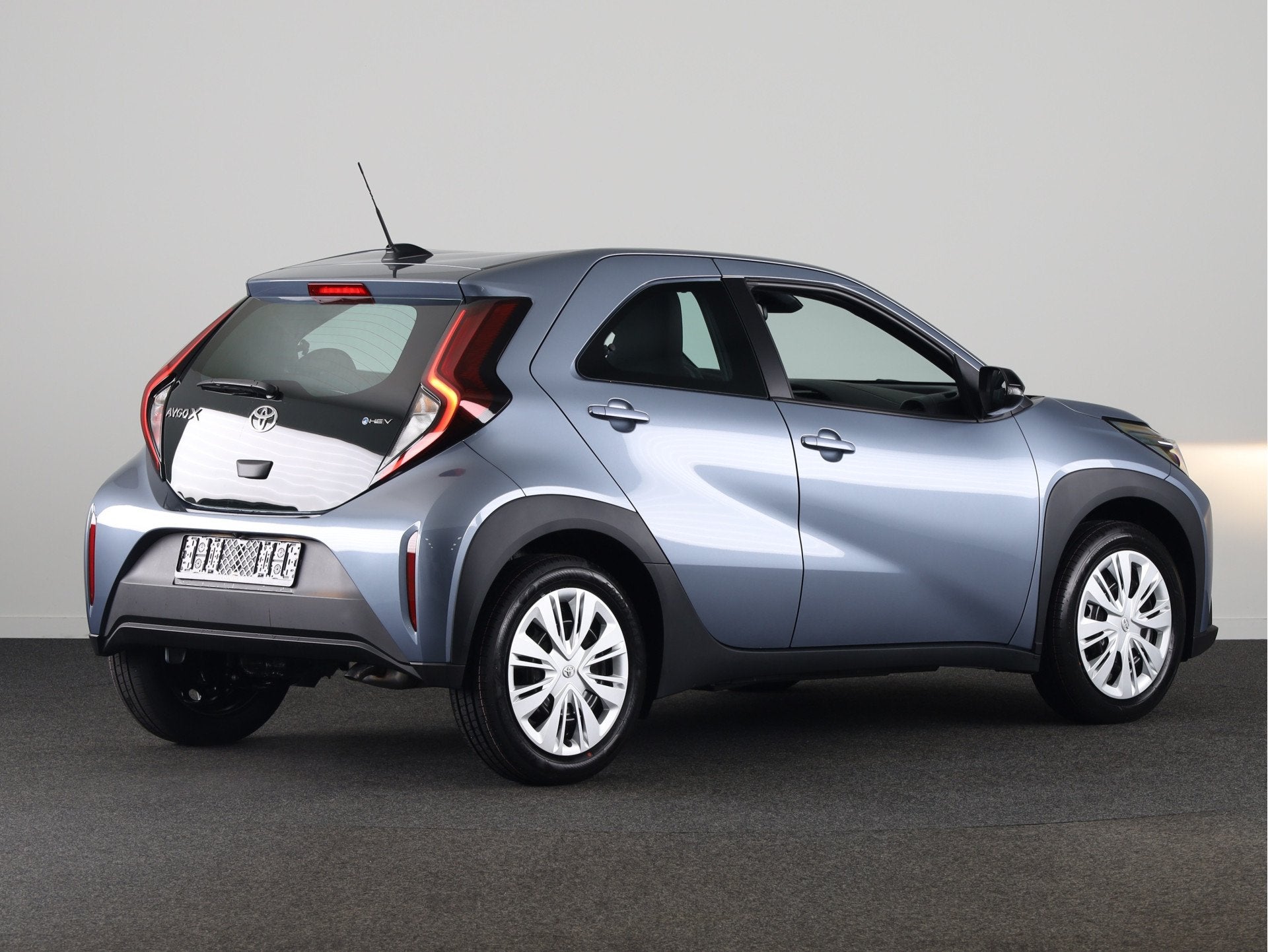 Toyota Aygo X Hybrid 115 play | Apple CarPlay / Android Auto, Auto's, Stof, Zwart, 4 stoelen, 116 pk