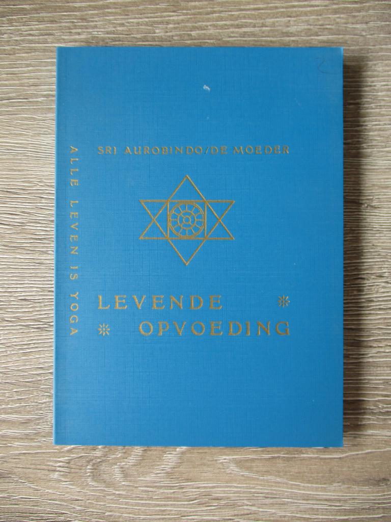 Levende opvoeding - Sri Aurobindo / de moeder, Boeken, Ophalen of Verzenden, Gelezen