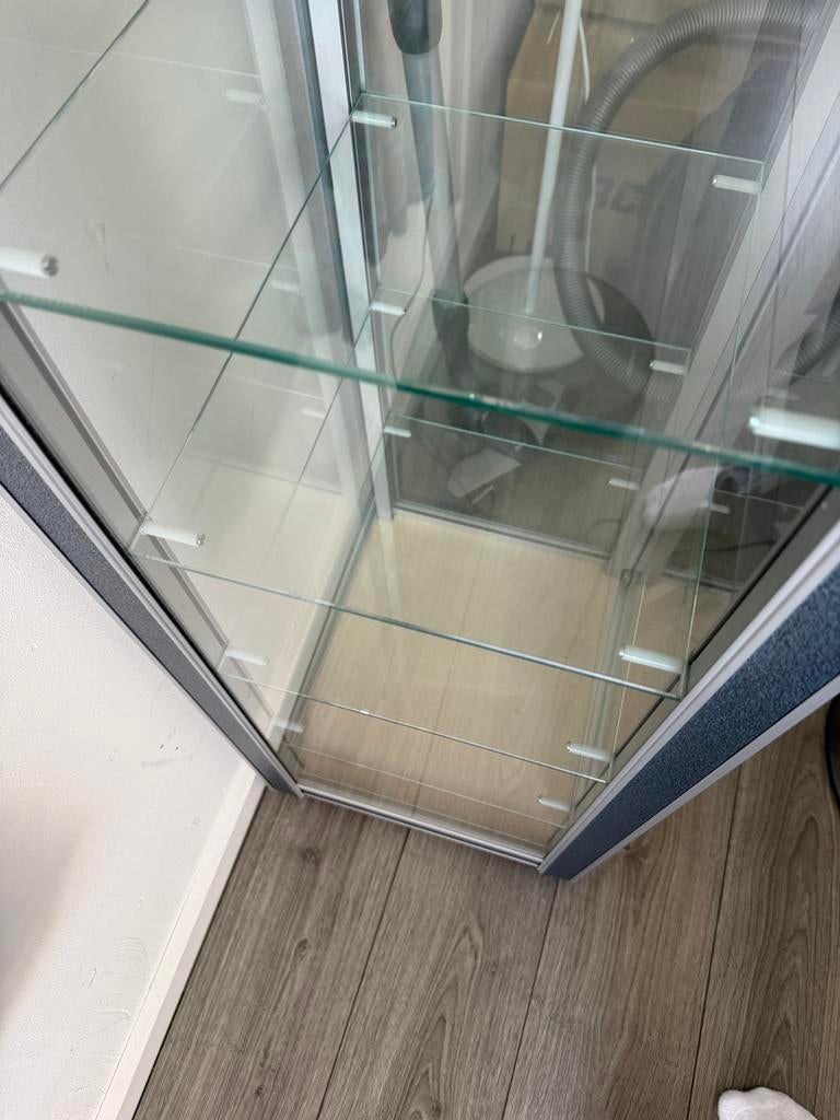 Siletsy glazen vitrinekast - 188 cm hoog, Huis en Inrichting, Kasten | Vitrinekasten, Ophalen, Minder dan 50 cm, Gebruikt, Glas