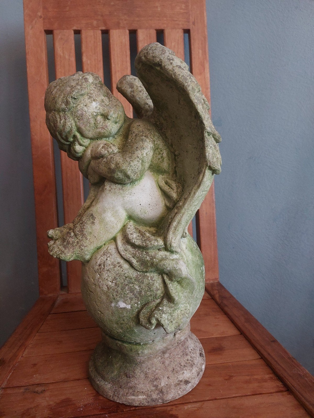 Oud Betonnen Tuinbeeld Putto op Bol – 13 kg Massief. Patina, Ophalen, Gebruikt