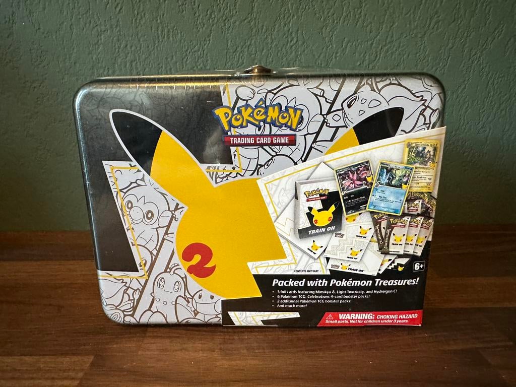 Nieuw en geseald: Pokémon celebrations 25 collectors chest, Ophalen of Verzenden, Nieuw