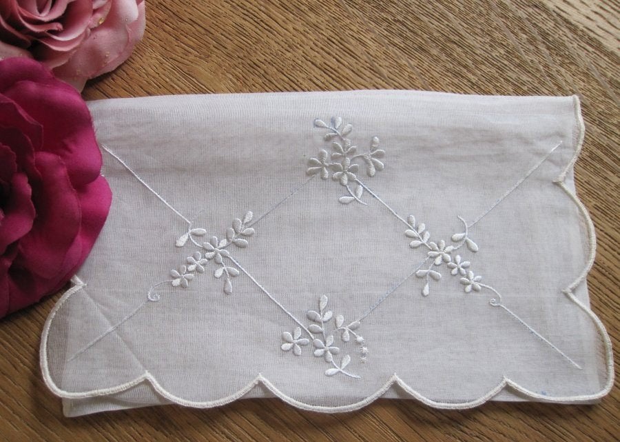 Antieke hoes van organza met geborduurde witte bloemen, Ophalen of Verzenden