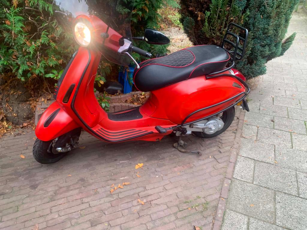 Vespa primavera uit 2017 met geel kenteken, Ophalen of Verzenden, Zo goed als nieuw, Benzine, Vespa