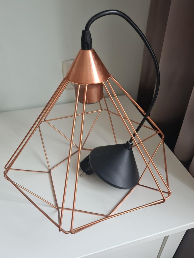 Koperkleurige hanglamp met draadframe, Ophalen