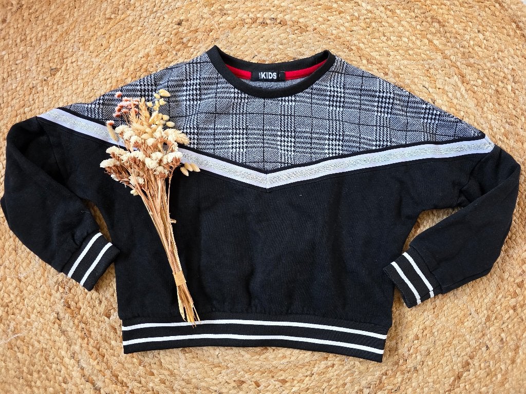 Zwarte trui met ruitjes maat 134, Kinderen en Baby's, Ophalen of Verzenden, Zo goed als nieuw, Meisje, Trui of Vest
