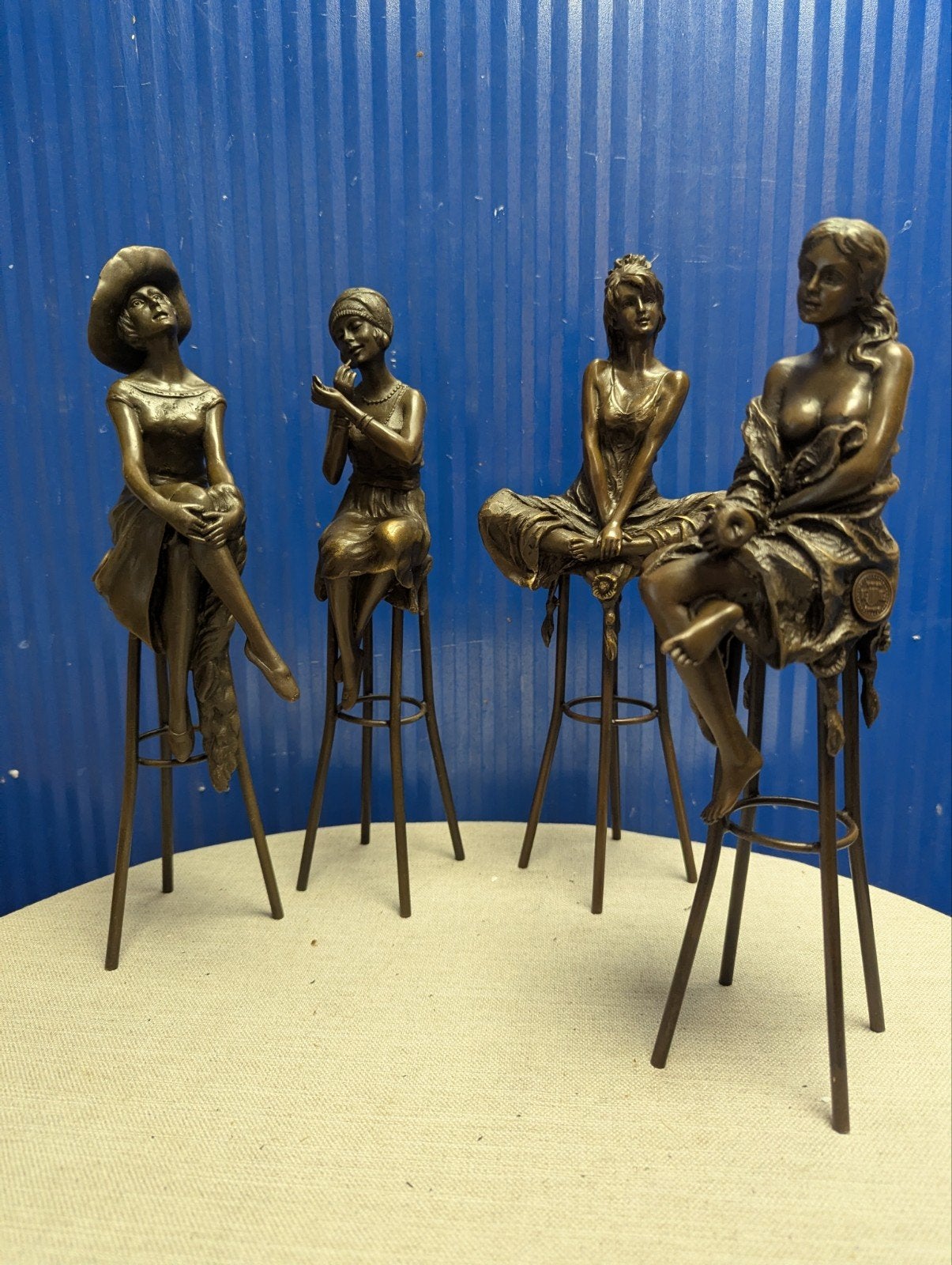 Set van 4 bronzen beelden van zittende vrouwen op krukken, Ophalen of Verzenden, Brons, Beeld, Bruin
