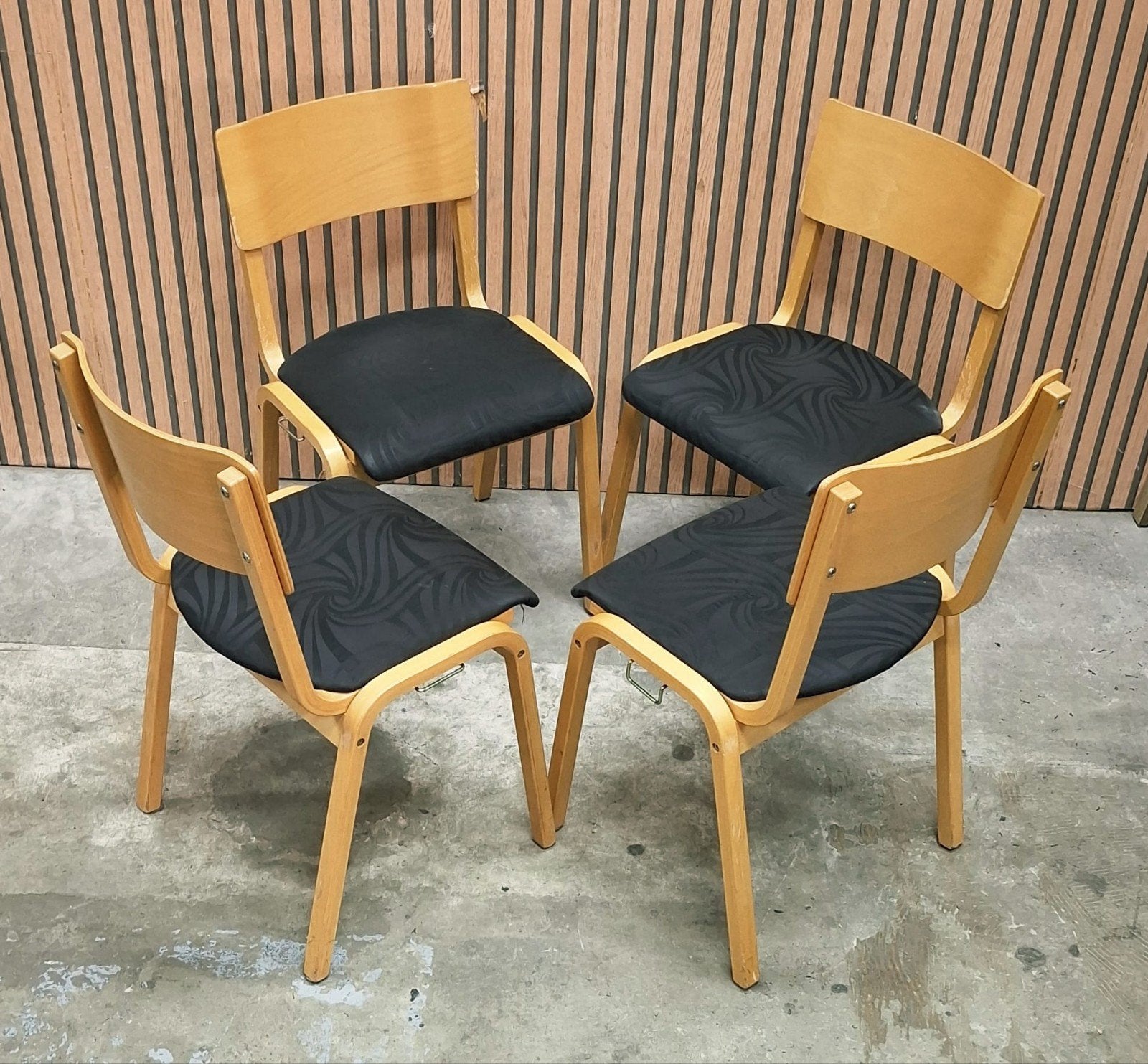 25 x Vintage deense stoelen hout kantine horeca bistro cafe, Bruin, Ophalen of Verzenden, Zo goed als nieuw, Vijf, Zes of meer stoelen