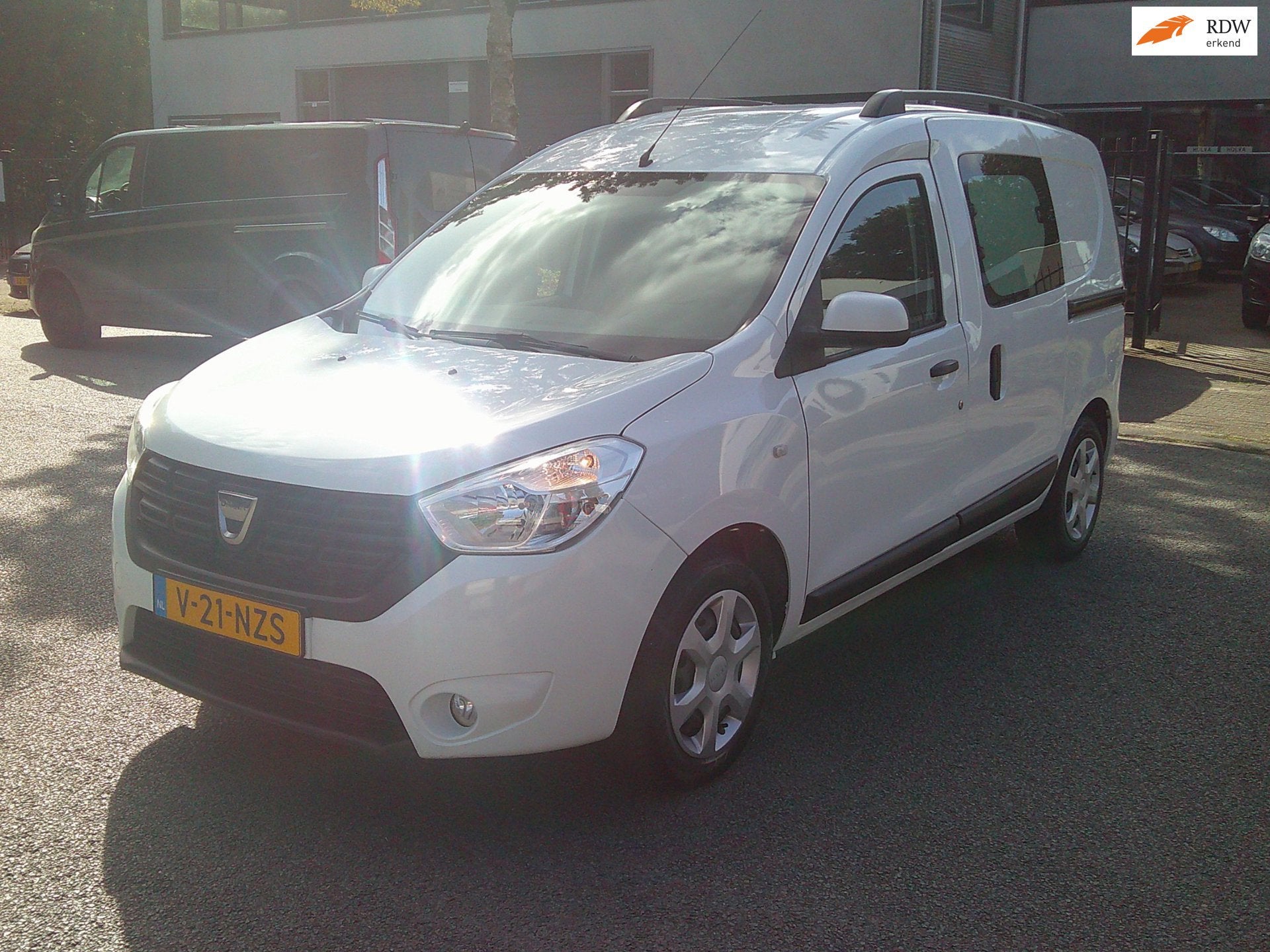 Dacia DOKKER BEDRIJFSWAGEN BENZINE NAVI PDC 2x SCHUIFDEUR!, Auto's, Stof, Gebruikt, 4 cilinders, Wit