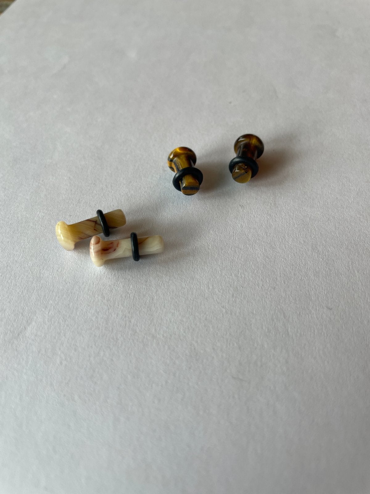 2x 4mm Plugs Steen - Licht en Middenbruin, Ophalen of Verzenden, Zo goed als nieuw, Overige materialen, Oor- of Traguspiercing