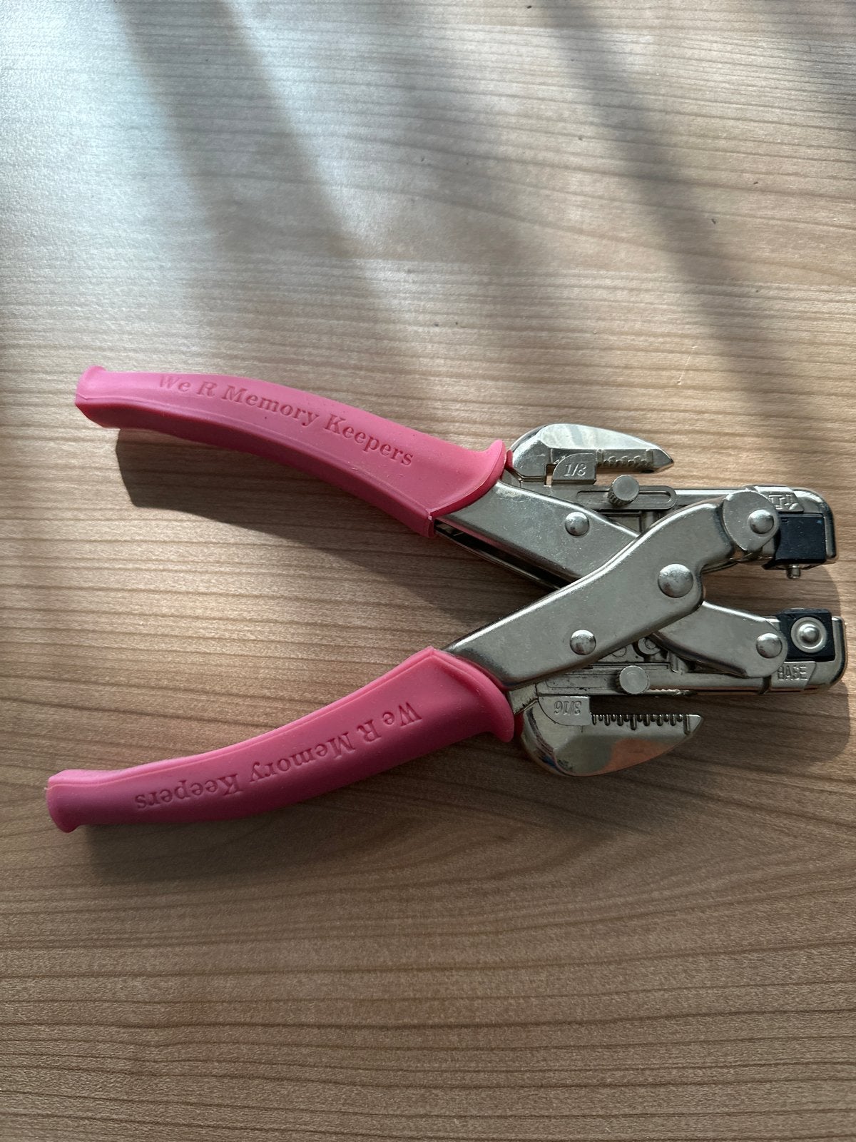 We R Memory Keepers Crop-A-Dile - Roze/Zilver, Roze, Gebruikt, Geschikt voor karton, Overige thema's