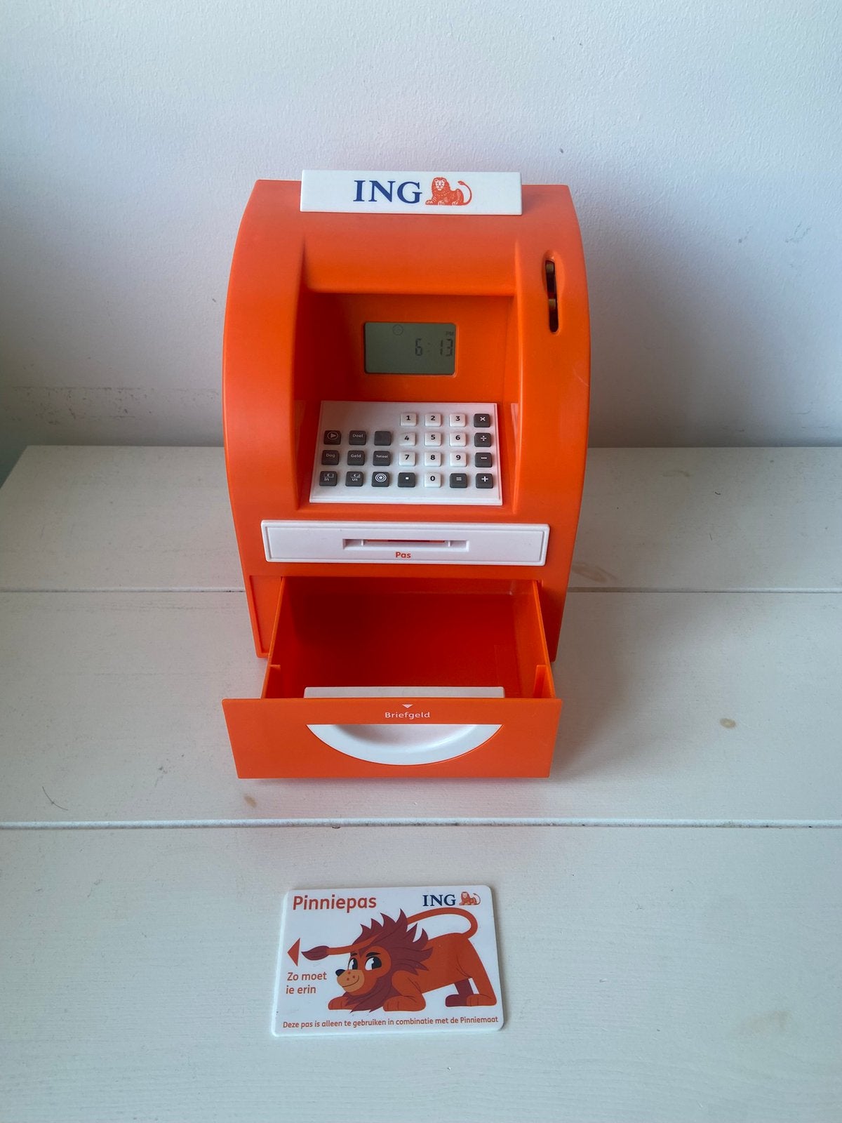 ING pinnie met pasje, Verzamelen, Ophalen of Verzenden, Zo goed als nieuw, Steen, Aardewerk of Keramiek, Overige thema's