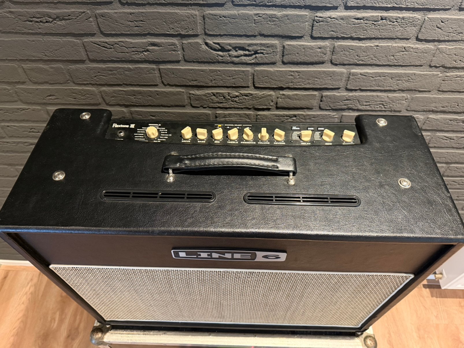 Foto 4 van Line6 Flextone III + flightcase