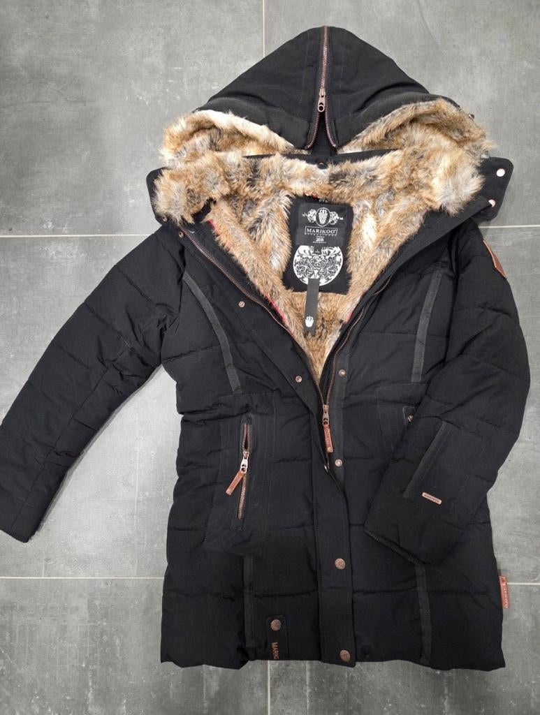 Marikoo winterjas z.g.a.n, Kleding | Dames, Ophalen of Verzenden, Zo goed als nieuw, Maat 38/40 (M), Zwart
