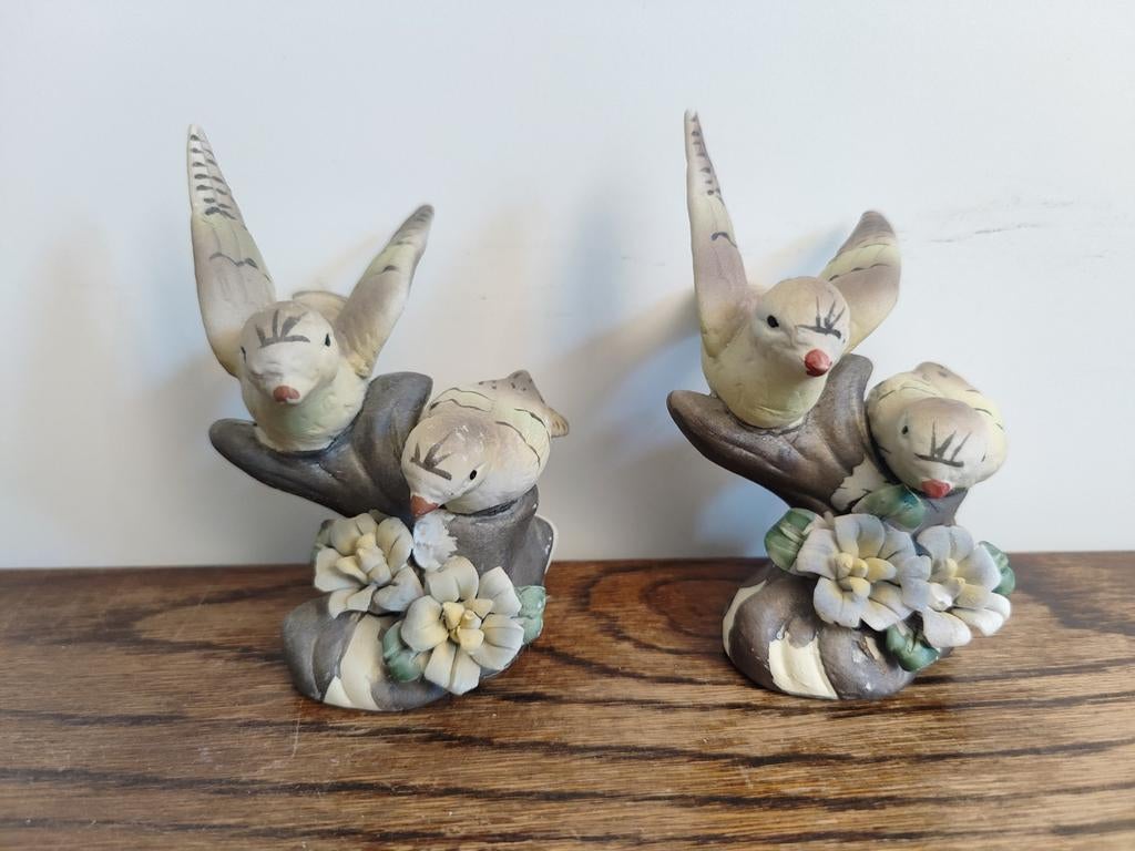 Twee beeldjes van vogels op een tak met bloemen, Verzamelen, Beelden en Beeldjes, Ophalen of Verzenden, Nieuw, Dier